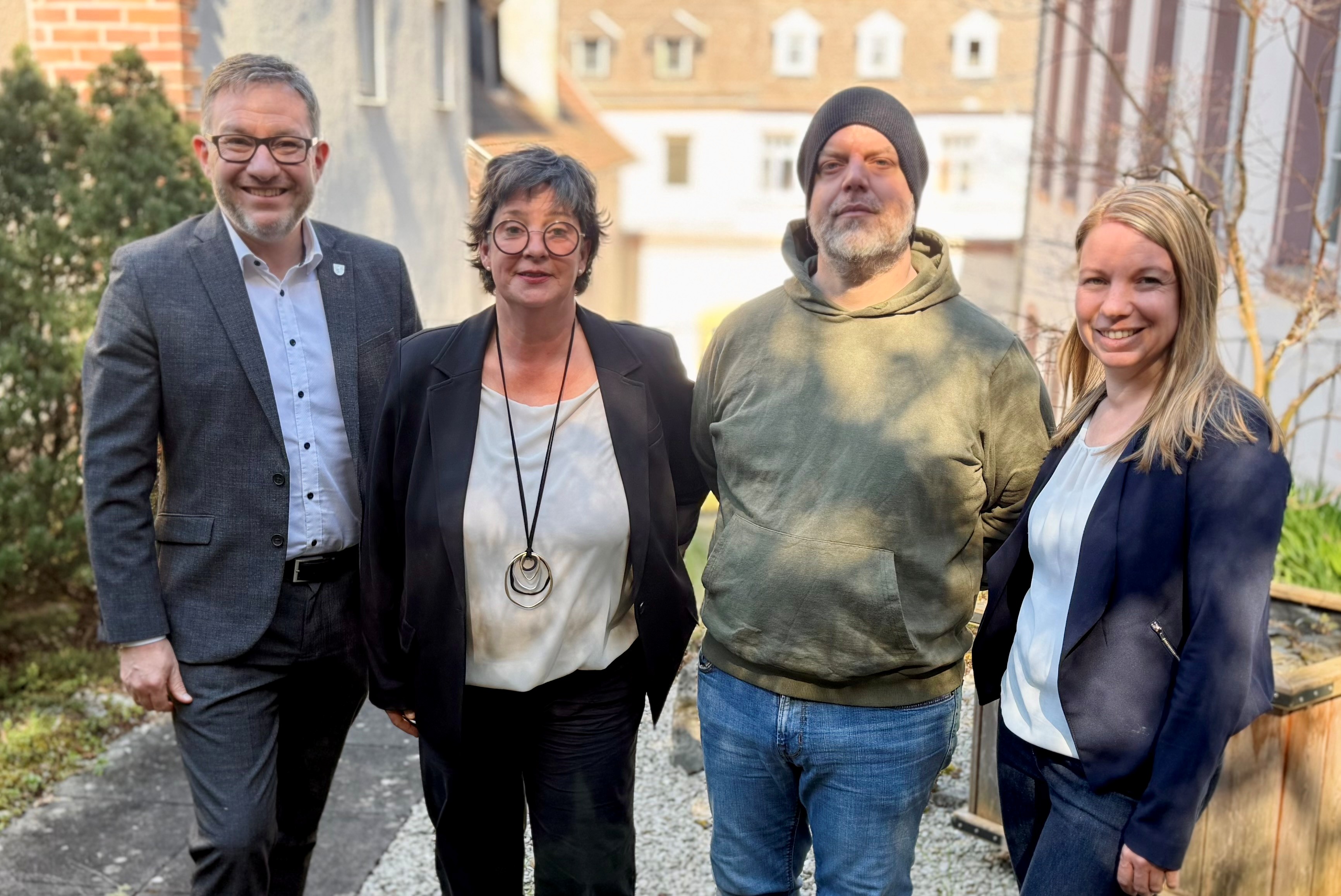 Landrat Sören Meng mit Ute Schnur, Oliver Jochum und Sarah Talkenrich auf Terasse